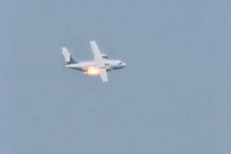 Avion se zapalio u letu: Snimljen dramatični pad, nebo prekrio crni dim, nema preživelih (VIDEO)