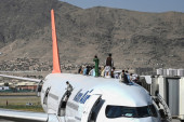 Horor u avionu koji je evakuisao Avganistance: U stajnom trapu pronađeni ljudski ostaci (UZNEMIRUJUĆI SNIMAK)