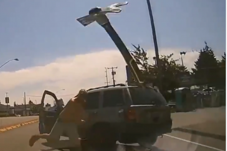 Mislili ste da je naš saobraćaj loš, a zamislite da vas neko dok vozite gađa sekirom (VIDEO)