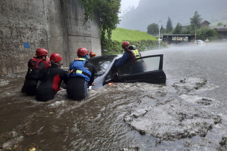 Jezivo nevreme pogodilo Austriju: Klizište zatrpalo voz, oborena stabla, poplavljene ulice (VIDEO, FOTO)