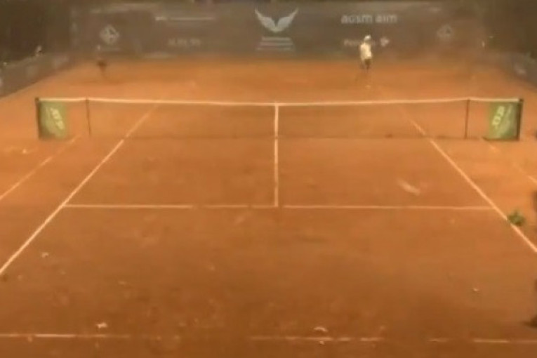 Teniseri bežali od oluje, a onda se sve zacrnelo: Dobro je da niko nije povređen (VIDEO)