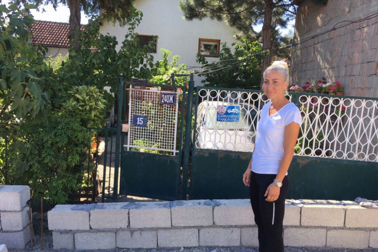 Obrt u Glamočkoj ulici: Investitor srušio deo zida ispred kuće porodice Samardžić (VIDEO)