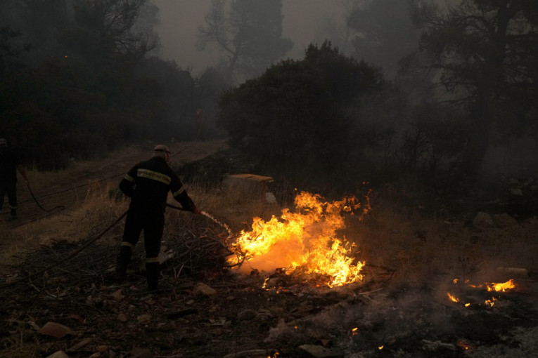 Borba sa prirodom: Pored Atine već četiri dana gase požar (VIDEO)
