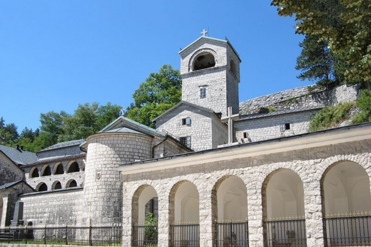 Skandalozna izjava Đukanovićevog istoričara: SPC uzurpira crkve i manastire širom Crne Gore