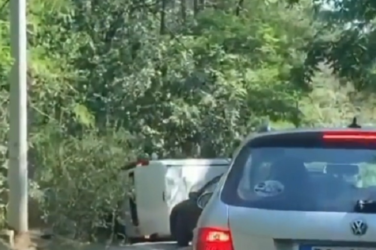 Saobraćajna nesreća kod Zvezdarske šume: Automobil smrskan, kamion završio na boku, vozač hospitalizovan