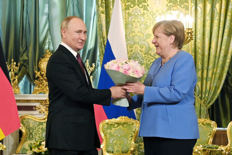 Angela Merkel dobila buket od Putina, pa imala peh: Usred sastanka joj zazvonio telefon (FOTO/VIDEO)