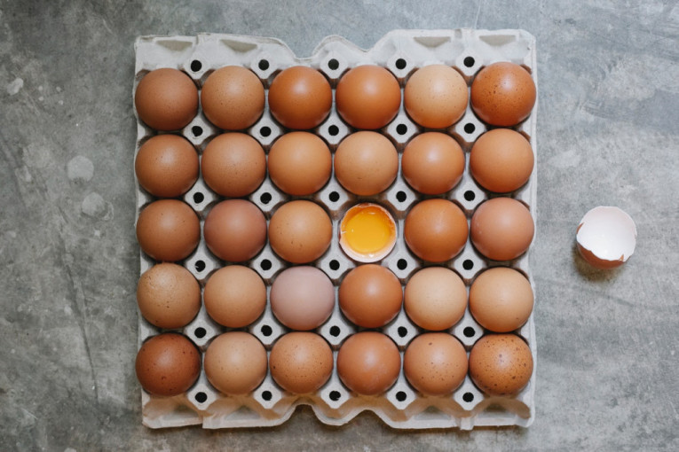 Koliko je opasno i samo jedno razbijeno jaje u pakovanju - šta bi trebalo da uradimo?