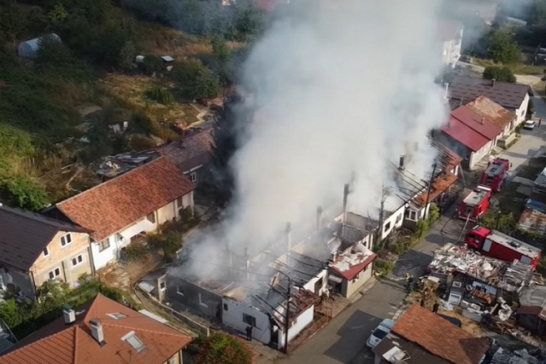 Stravični snimci požara u Sarajevu: Izgorelo više kuća, porodice ostale bez krova nad glavom (VIDEO)
