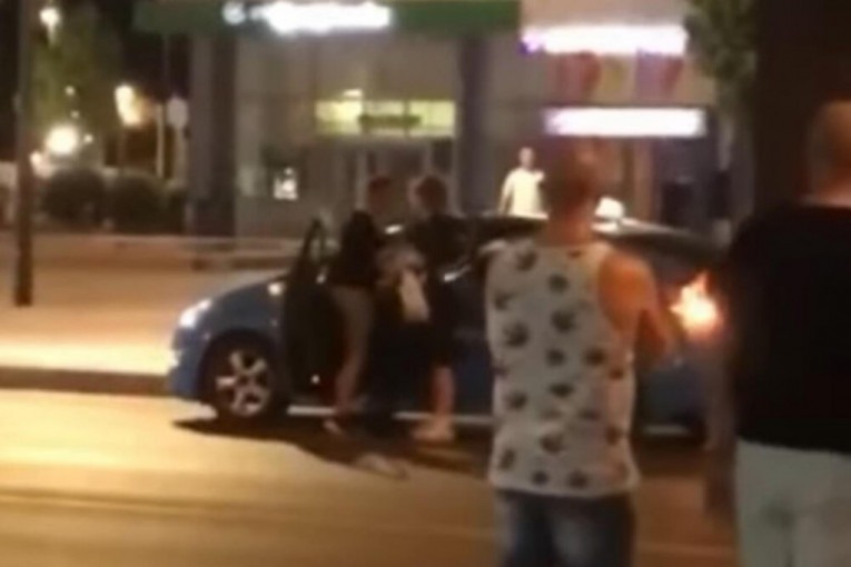 Mučna slika iz Niša: Mladić šutira taksistu koji sedi u automobilu (VIDEO)