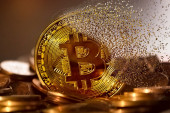 Veliko poniranje kriptovaluta: Bitkoin pao sedam, eterijum osam odsto u 24 sata