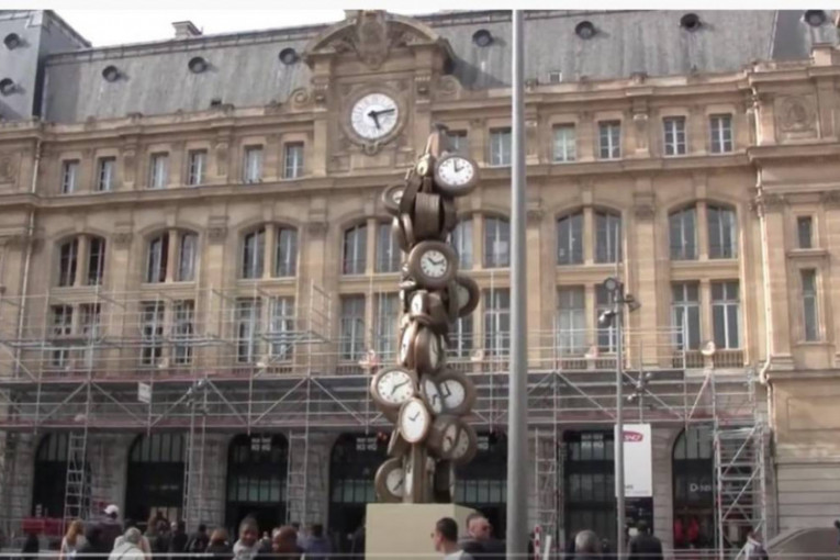 Nema potrebe za žurbom: Na to stalno podseća jedna skulptura u Parizu (VIDEO)