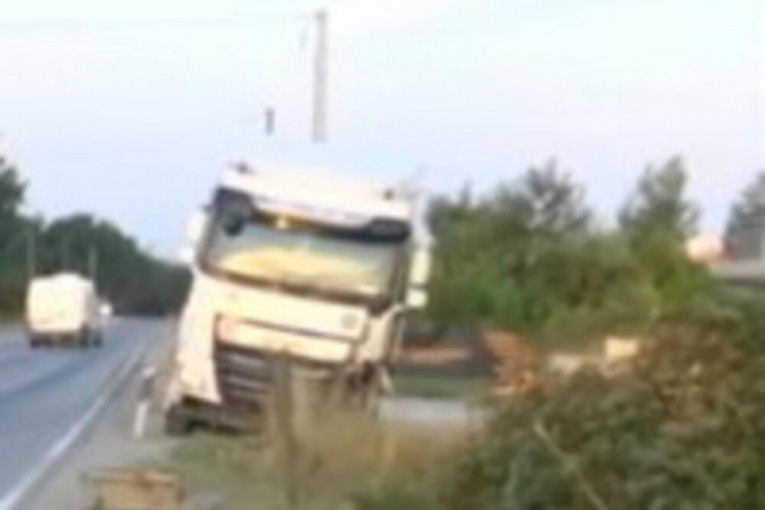 Saobraćajka kod obilaznice u blizini Bubanj Potoka: Sudarili se turski kamion i automobil na isključenju
