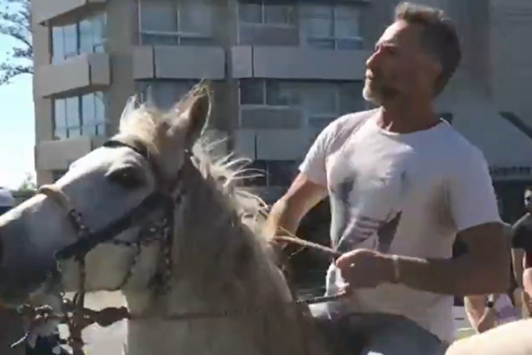Nesvakidašnji prizor na protestima u Australiji: Antivakser na konju vodi "bunu protiv mera" (VIDEO)