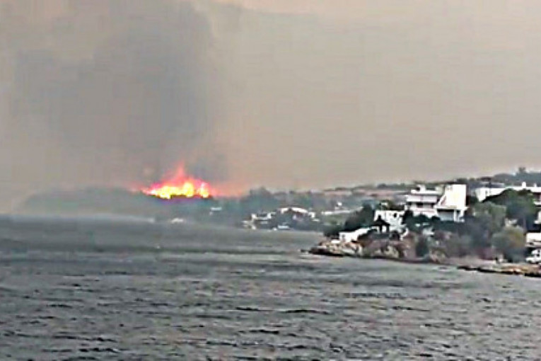 Požari ponovo divljaju u Grčkoj: Vatra se širi na Eviji i kod Atine, u toku evakuacija (VIDEO)