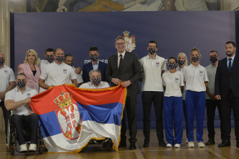 Predsednik Srbije uručio zastavu paraolimpijcima: Svi ste vi naši heroji! (FOTO)