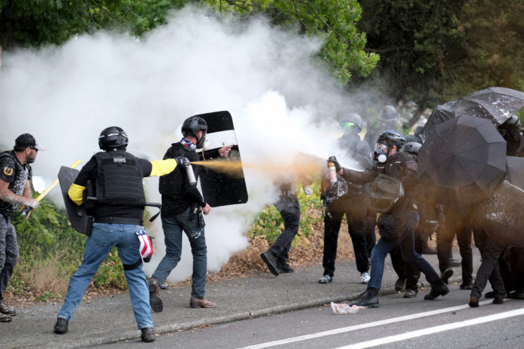 Ludilo u Portlandu: Obračun levičara i desničara, a policija ne prekida tuče! (FOTO)
