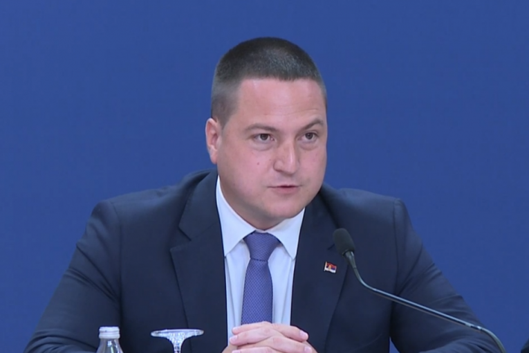 Ministar Ružić: Ulažemo u obnovu škola i pomažemo đake