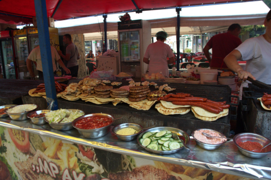 Cvrči cena pljeskavice na Roštiljijadi: Tek se raspalio roštilj u Leskovcu, a ovo će vas iznenaditi