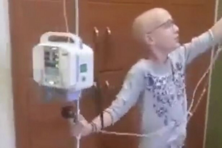 Jača od bolesti: Mala Maša priključena na aparat, a zaigrala Užičko kolo u bolnici! (VIDEO)
