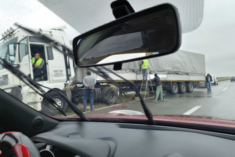 Kamion sleteo sa puta kod Batajnice: Vozač izgubio kontrolu, probio bankinu (FOTO)