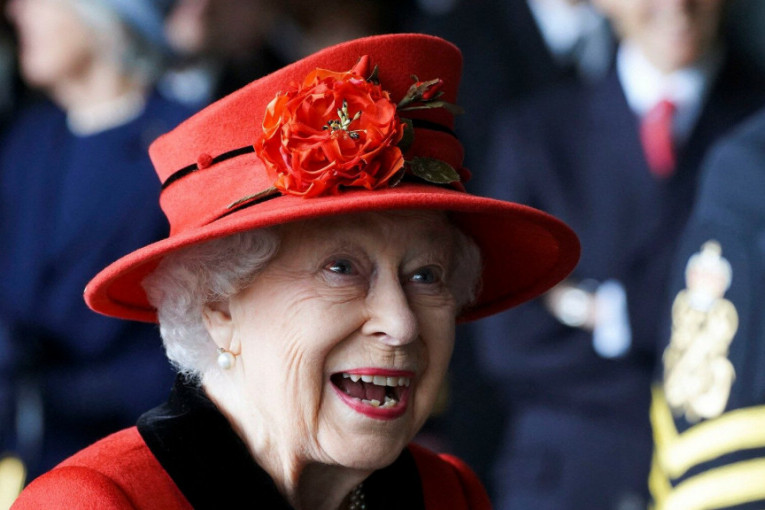 Kraljica Elizabeta rešila da sa svima podeli trik: Kako se stvarno čisti njen nakit iza zidina palate