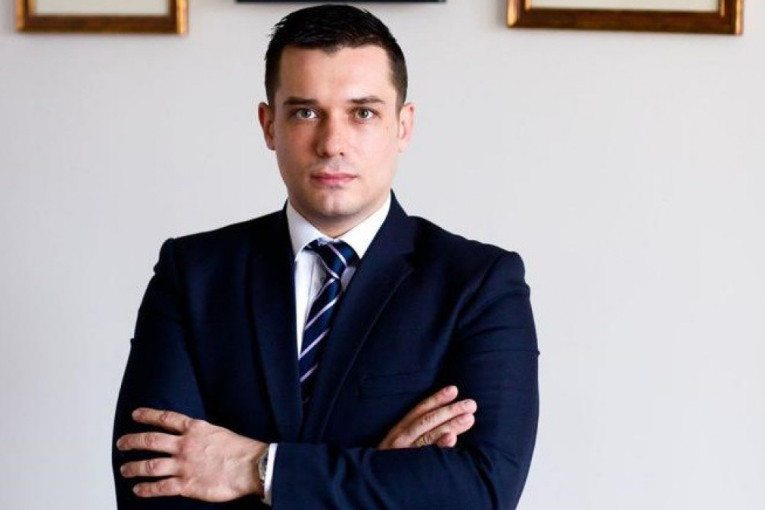 “Što je veći napredak Srbije to je njihovo nevaspitano ponašanje jače”: Ognjenović o vređanju majke predsednika Vučića