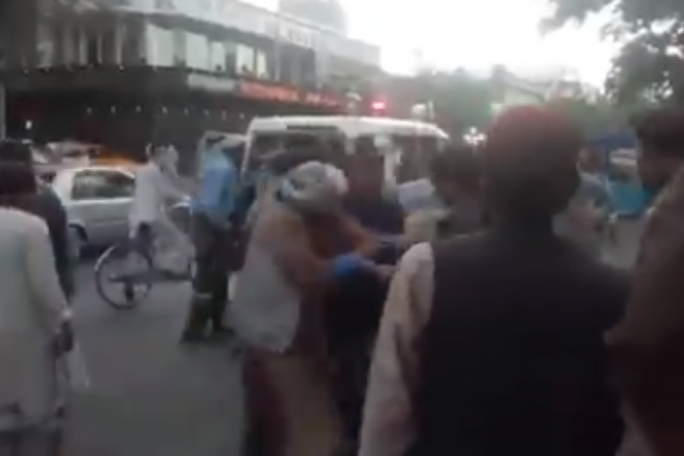 Uznemirujući snimci iz Kabula: Razneli se bombaši samoubice, najmanje 60 mrtvih, među njima i deca (VIDEO)