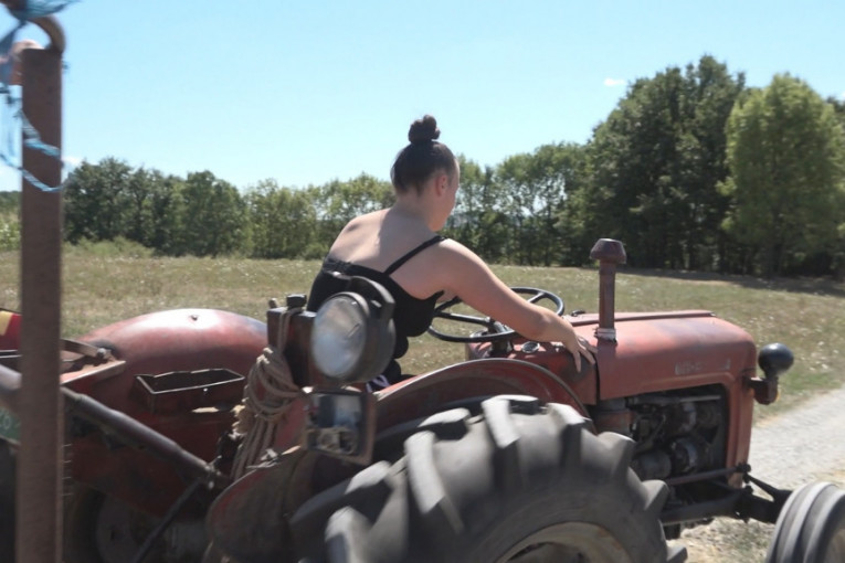 Ova devojčica krstari seoskim drumovima: Saška ima samo 16 godina, ali traktor vozi kao da je duplo starija
