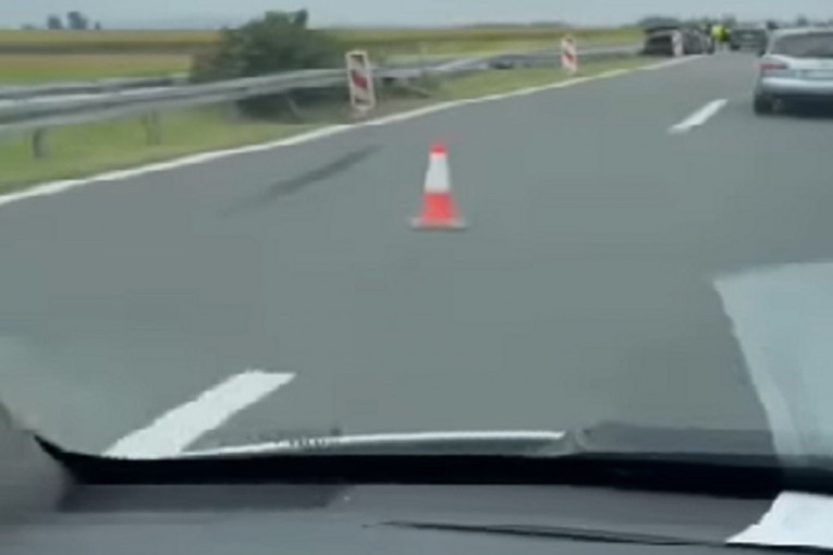 Teška saobraćajna nesreća kod Inđije: Automobil potpuno smrskan! (VIDEO)