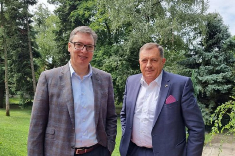 Vučić se sastao sa Dodikom: Predsednik Srbije predao prednacrt zakona o srpskom jeziku
