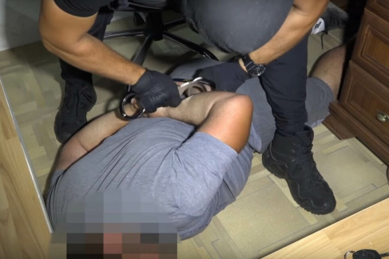 Heroin i automatska puška u stanu na Zvezdari: Uhapšen mladić