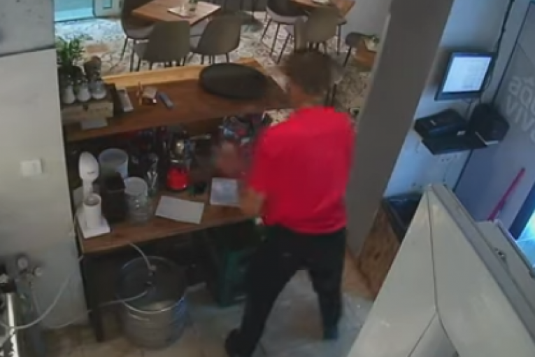Isplivao snimak! Upao u kafić i krao šta je stigao! Usavršio tehniku šunjanja, a zaboravio na ključan detalj! (VIDEO)