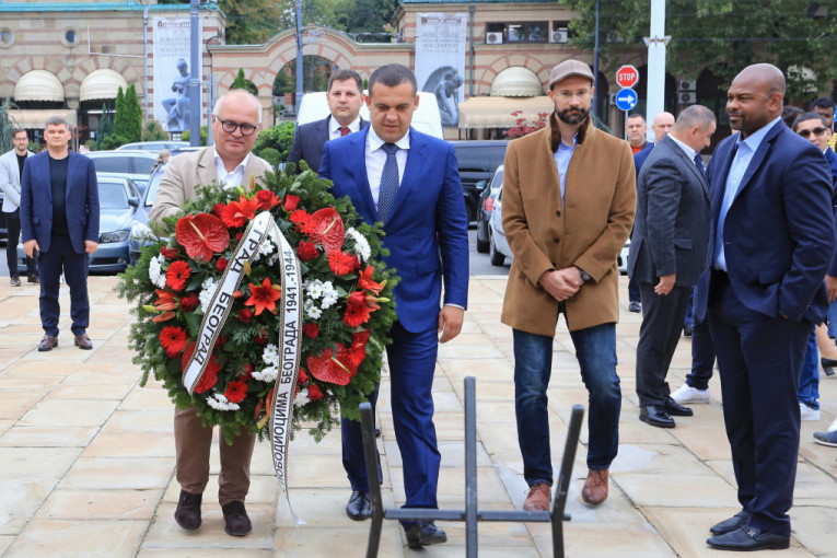 Vesić i Umar Kremljov položili venac na Groblje oslobodilaca Beograda (FOTO)
