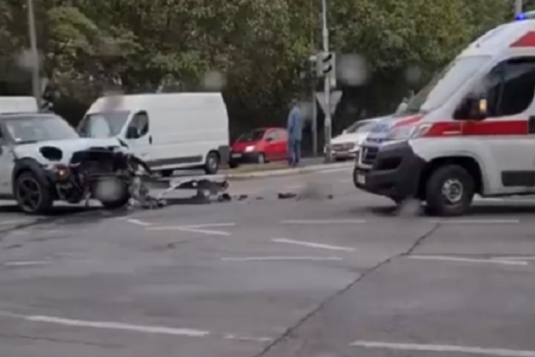 Udes na Voždovcu: Sudar dva vozila, jedna osoba povređena