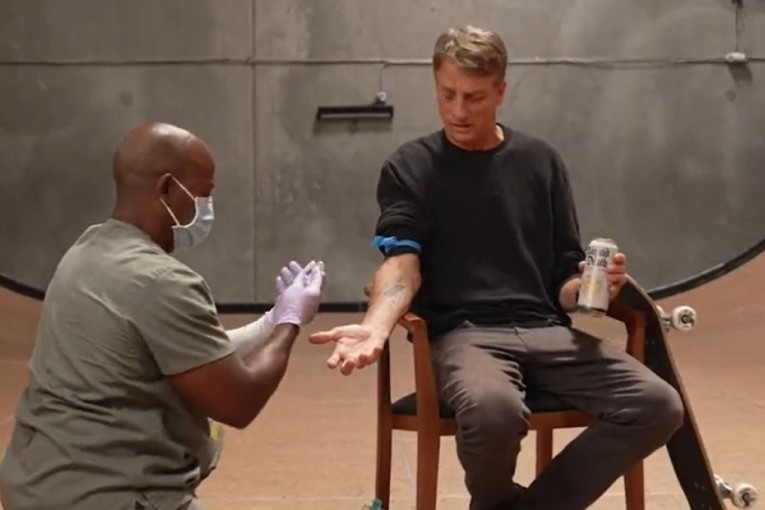 Bizarno i morbidno, ali ima dobar cilj: Čuveni Toni Hok dao krv za farbanje skejtborda (VIDEO 18+)