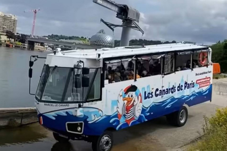 Nova atrakcija u Parizu: Autobus koji se pretvara u brod i vozi turiste po reci (VIDEO)