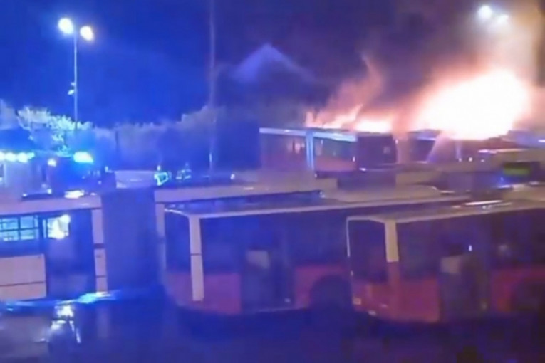 Izbio požar u garaži GSP-a na Karaburmi: Zapalila se četiri autobusa! (FOTO)