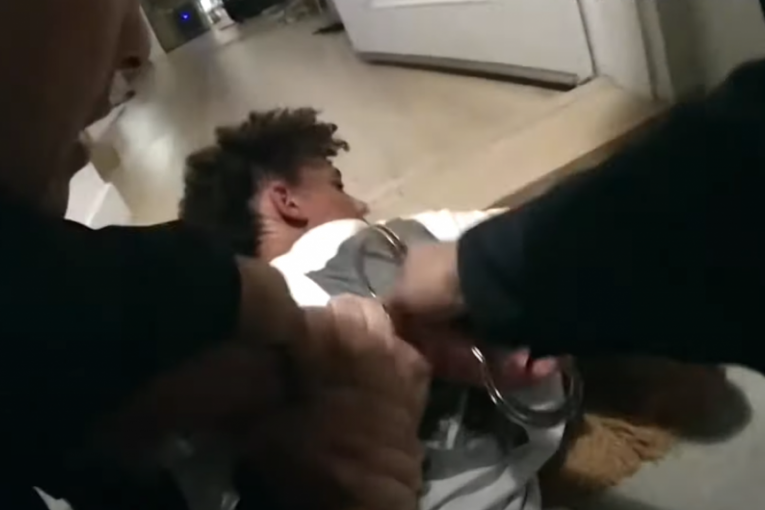 Zamalo prošao kao Flojd: Policajac tokom hapšenja NBA košarkašu pritisnuo vrat kolenom (VIDEO)