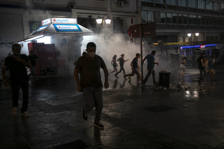 Policija reagovala tokom protesta: Suzavac i vodeni topovi za oko 7.000 ljudi protiv vakcinacije