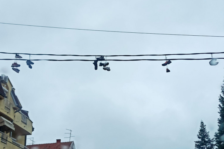 Po Ceraku vise cipele sa žica za struju! U čemu je caka, da li vi znate?