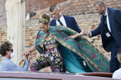 Kad se pojavi Džej Lo, više niko nema stilske šanse. I u Veneciji je ukrala svu pažnju na reviji D&G (VIDEO)