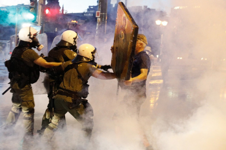 Ikonom protiv vodenih topova i suzavca: Neverovatne scene na protestima u Grčkoj (VIDEO)