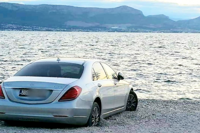 Nesvakidašnja slika sa plaže u Hrvatskoj: Mercedes u prvom redu do mora (FOTO)