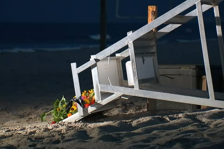 Grom ubio spasioca na plaži, povređeno još sedam ljudi (VIDEO)