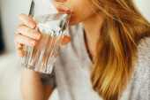 Čaša vode na prazan stomak samo pod ovim uslovom može biti opasno dobra jutarnja navika