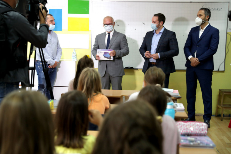 Nastavlja se podela tableta: Danas ih dobijaju škole na teritoriji opštine Čukarica