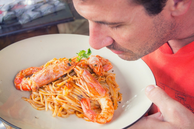 Mirisanje hrane u trajanju od dva minuta može vam pomoći da savladate želju za jelom