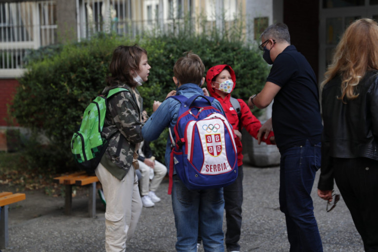 Po Srbiji se ponovo čuje dečja graja: Uzbuđenje i sreća obeležili su prvi školski dan