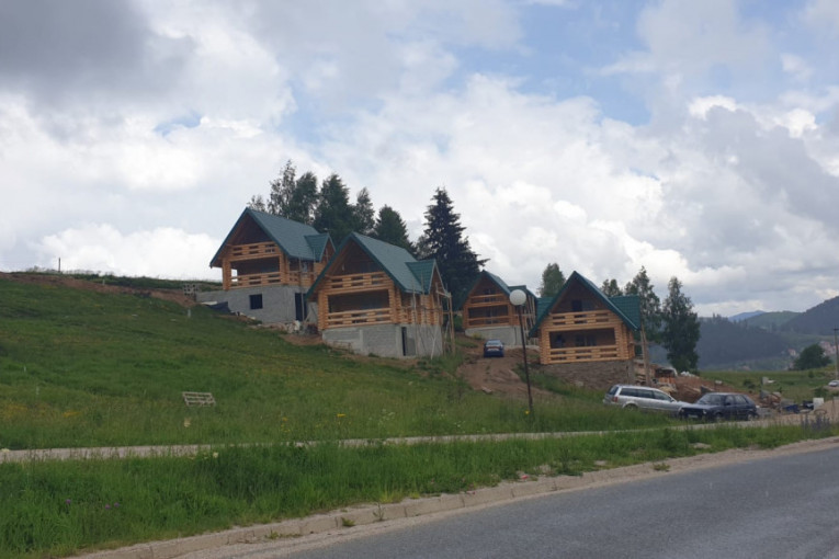 Na Zlataru rasprodati skoro svi placevi i kuće: Turizam se brzim koracima razvija na srpskoj planini (FOTO)