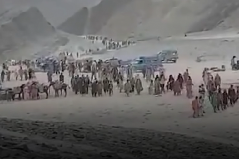 Kamere snimile biblijski egzodus: Hiljade Avganistanaca beže od talibana, a pred njima je opasan i dug put (VIDEO)